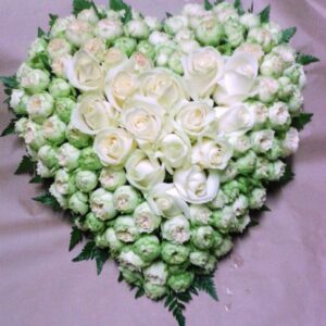 Copribara a forma di cuore con fiori rose rosse bianche - immagine 3