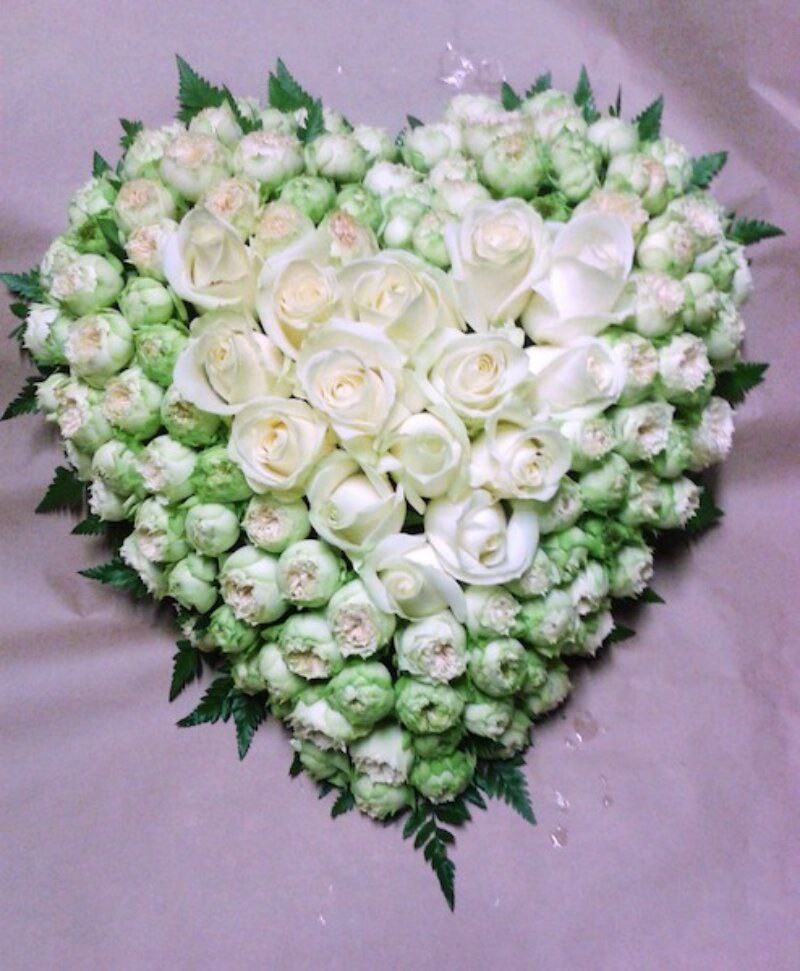 Copribara a forma di cuore con fiori rose rosse bianche - immagine 3