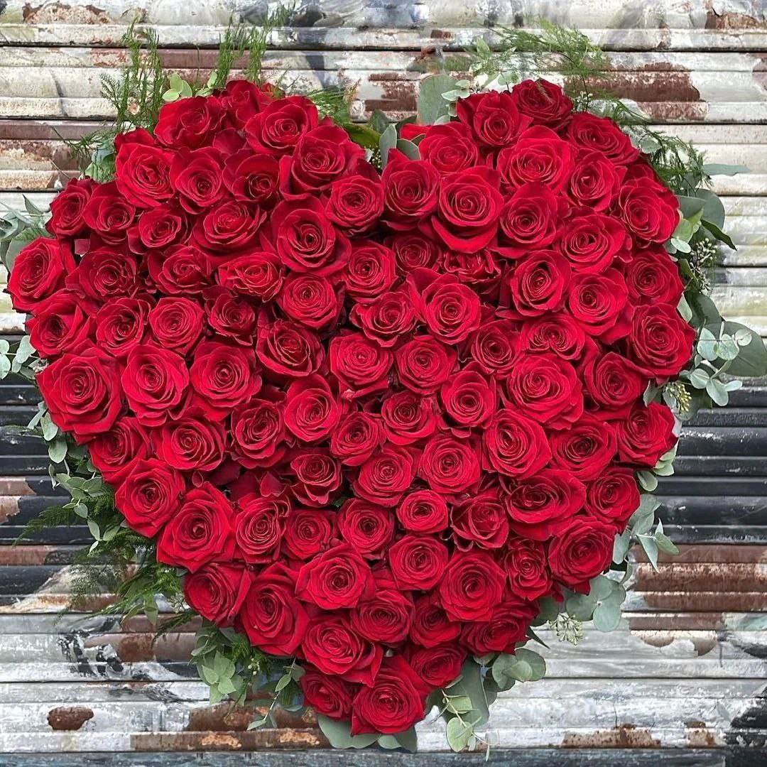 Copribara a forma di cuore con fiori rose rosse bianche - immagine 2